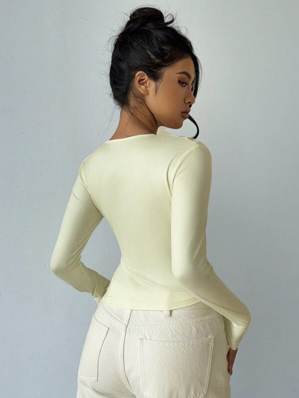 Aloruh Femme Printemps/Été Vacances T-shirt manches longues asymétrique à l'épaule avec découpe asymétrique, imprimé floral jaune – Image 2