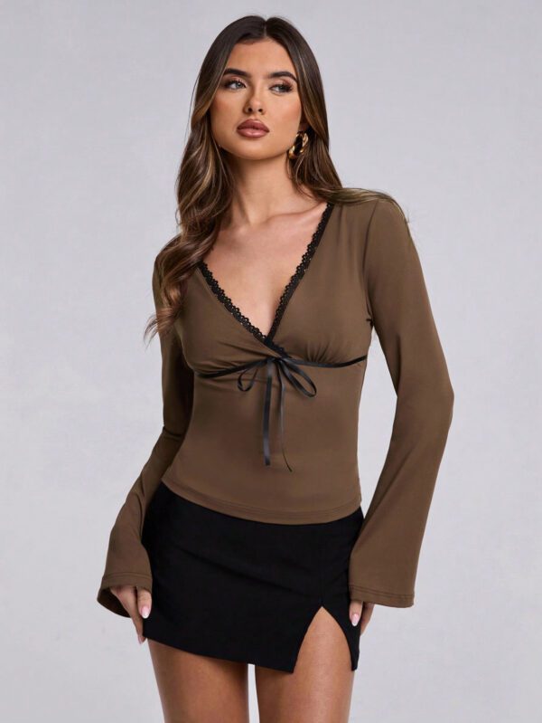 SHEIN BAE Top de t-shirt avec nœud papillon décoratif, col en V évasé avec décoration en dentelle, convient pour le port quotidien des femmes au printemps