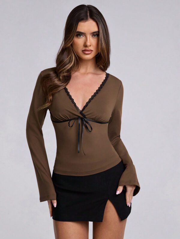SHEIN BAE Top de t-shirt avec nœud papillon décoratif, col en V évasé avec décoration en dentelle, convient pour le port quotidien des femmes au printemps – Image 3