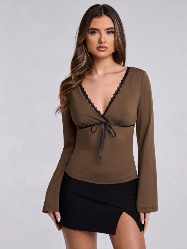 SHEIN BAE Top de t-shirt avec nœud papillon décoratif, col en V évasé avec décoration en dentelle, convient pour le port quotidien des femmes au printemps – Image 6