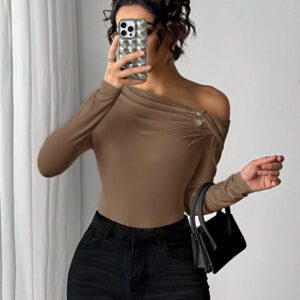 Firerie Automne/Hiver Élégant Twist avec Décor en Métal Ajusté Épaule Dégagée Manches Longues T-Shirt Noir, Design Moderne