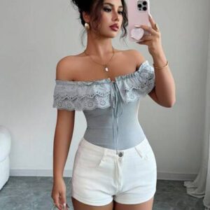Elenzga Tenue d'été élégante pour femmes, top à manches courtes avec épaules dénudées, volants en dentelle, t-shirt moulant en tricot