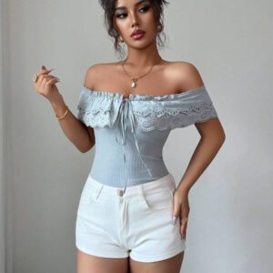 Elenzga Tenue d'été élégante pour femmes, top à manches courtes avec épaules dénudées, volants en dentelle, t-shirt moulant en tricot