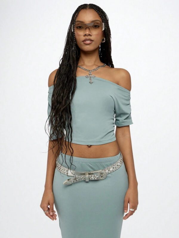 SUMWON WOMEN Top court à épaules dénudées, coupe slim, manches courtes, jersey extensible, mode Y2K, décontracté, style de rue d'été, t-shirt essentiel de base – Image 2