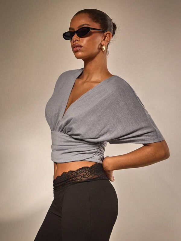 Athîral Top court smocké à manches chauve-souris de couleur unie sexy pour femmes – Image 2