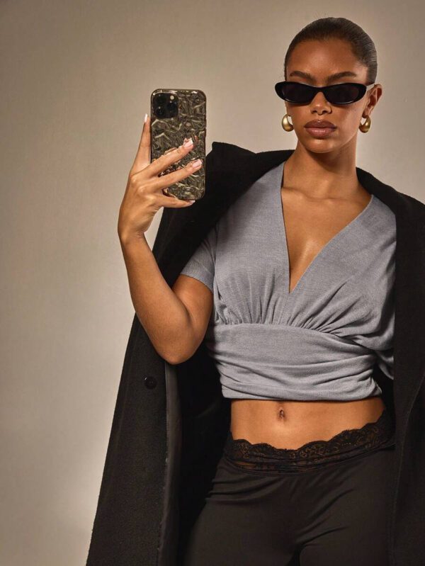 Athîral Top court smocké à manches chauve-souris de couleur unie sexy pour femmes – Image 3