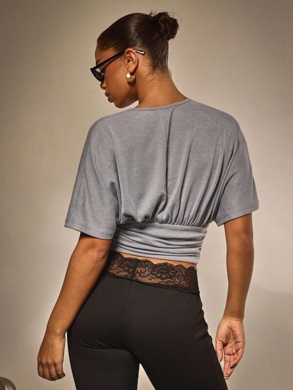 Athîral Top court smocké à manches chauve-souris de couleur unie sexy pour femmes – Image 4