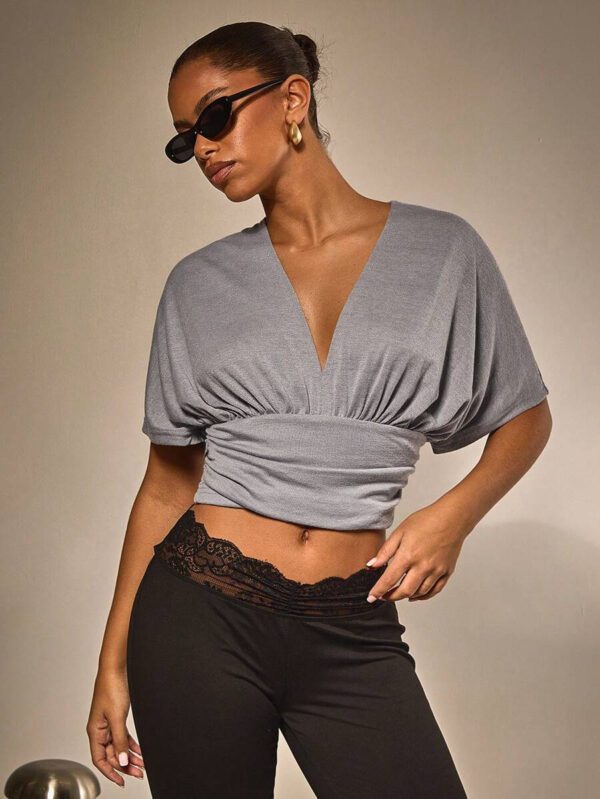 Athîral Top court smocké à manches chauve-souris de couleur unie sexy pour femmes – Image 6