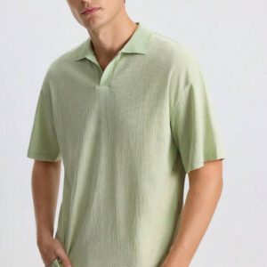 Ontre Chemise polo pour hommes d'été 2025 de couleur unie à manches courtes, décontractée et adaptée aux déplacements. Chemise décontractée chic pour les jeunes hommes pour les festivals de musique, les vacances, et une utilisation polyvalente quotidienne.