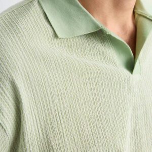 Ontre Chemise polo pour hommes d'été 2025 de couleur unie à manches courtes, décontractée et adaptée aux déplacements. Chemise décontractée chic pour les jeunes hommes pour les festivals de musique, les vacances, et une utilisation polyvalente quotidienne.
