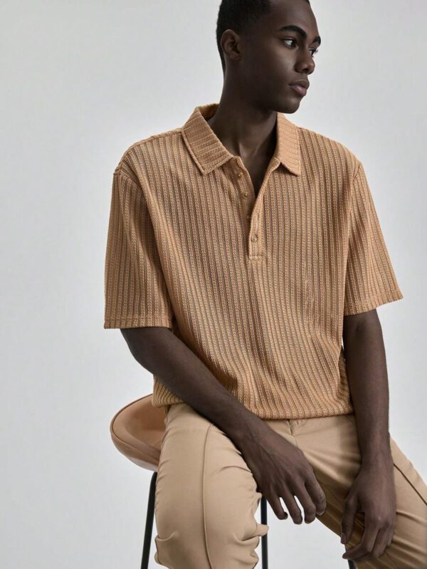 Ontre Polo à manches courtes texturé, décontracté et unicolore pour hommes, été 2025. Convient pour la Fête de l'Indépendance, la Saint-Jean, la remise des diplômes, le port quotidien. Joli polo tricoté d'été pour hommes. Tenue de villégiature, vacances à la plage, polo tricoté pour les déplacements, le sport, le style décontracté – Image 3