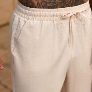 Manfinity RSRT Pantalon décontracté pour hommes, couleur unie, cordon de serrage à la taille, poches inclinées. Pantalon blanc pour hommes. Pantalon décontracté pour hommes