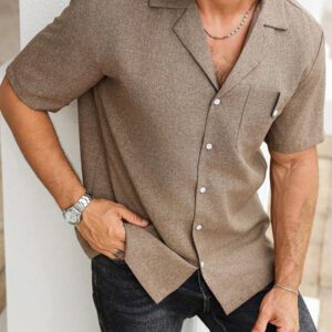 Manfinity CasualCool Chemise décontractée en lin à manches courtes pour hommes, style de rue jeune pour hommes. Produit multifonctionnel INS : cette chemise à manches courtes pour hommes est faite de tissu teint en lin, texture légère, la texture unique donne à la chemise un style de rue naturel. Elle convient pour la marche quotidienne dans la rue, les fêtes, les festivals de musique et autres activités de loisirs. C'est un excellent cadeau pour un petit ami ou un mari.