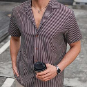 Manfinity Homme Chemise casual à col châle à rayures, manches courtes, boutonnage simple pour hommes