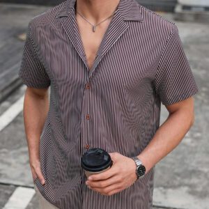 Manfinity Homme Chemise casual à col châle à rayures, manches courtes, boutonnage simple pour hommes