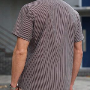 Manfinity Homme Chemise casual à col châle à rayures, manches courtes, boutonnage simple pour hommes