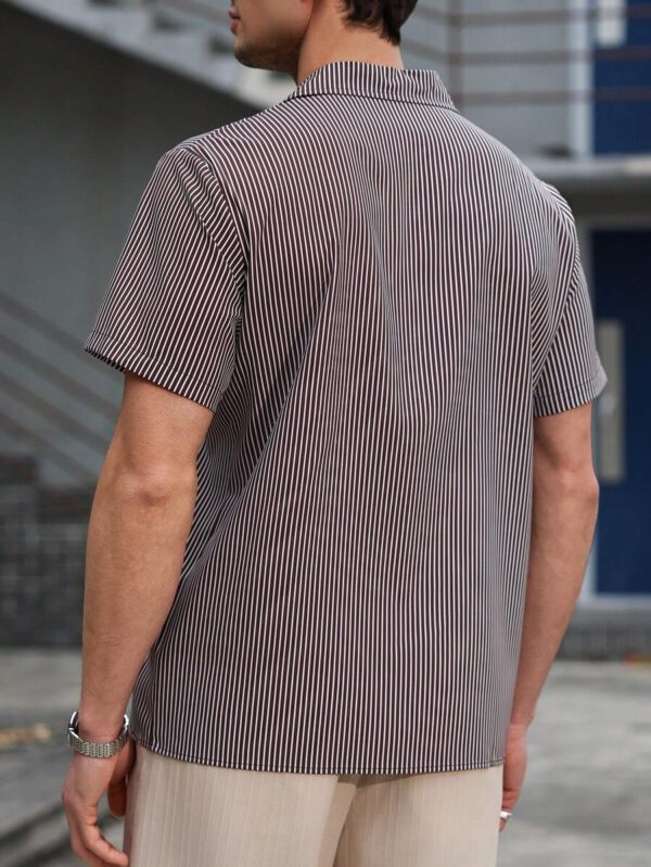 Manfinity Homme Chemise casual à col châle à rayures, manches courtes, boutonnage simple pour hommes – Image 3