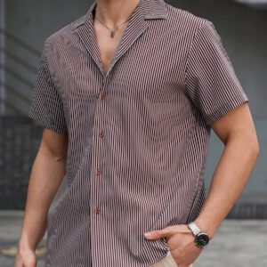 Manfinity Homme Chemise casual à col châle à rayures, manches courtes, boutonnage simple pour hommes
