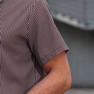 Manfinity Homme Chemise casual à col châle à rayures, manches courtes, boutonnage simple pour hommes