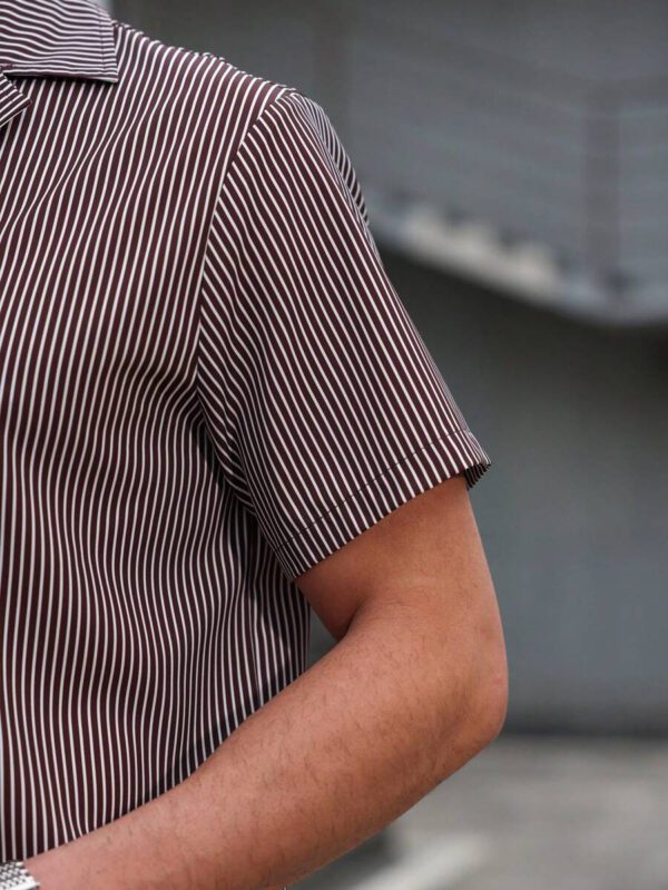 Manfinity Homme Chemise casual à col châle à rayures, manches courtes, boutonnage simple pour hommes – Image 5
