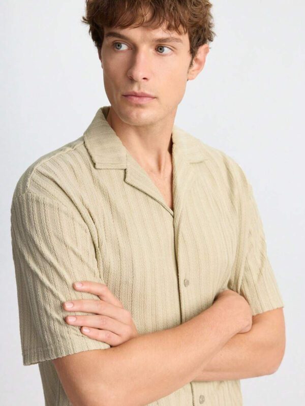Ontre Chemise décontractée à manches courtes, col châle, à bouton simple, de couleur unie pour hommes, style casual chic, adaptée pour les festivals de musique, les vacances et le port quotidien – Image 3