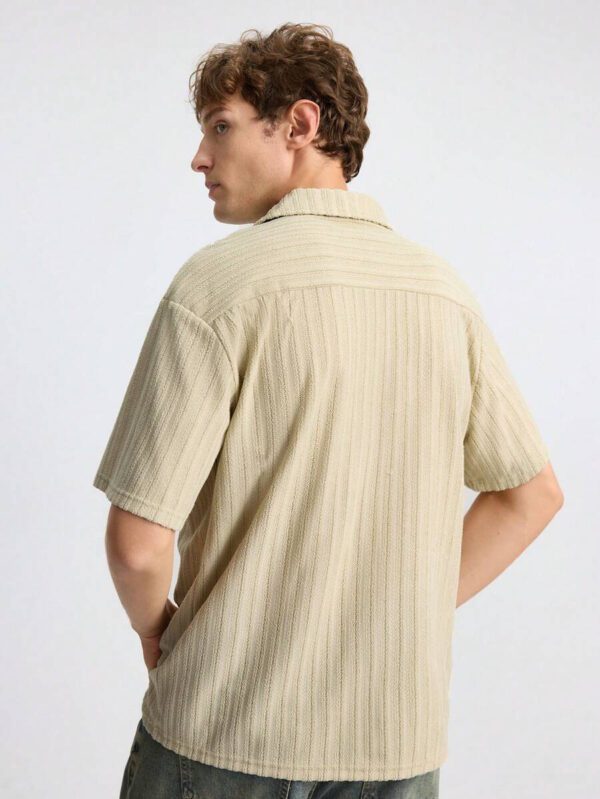 Ontre Chemise décontractée à manches courtes, col châle, à bouton simple, de couleur unie pour hommes, style casual chic, adaptée pour les festivals de musique, les vacances et le port quotidien – Image 4