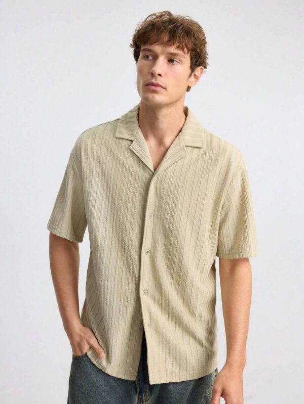 Ontre Chemise décontractée à manches courtes, col châle, à bouton simple, de couleur unie pour hommes, style casual chic, adaptée pour les festivals de musique, les vacances et le port quotidien – Image 5