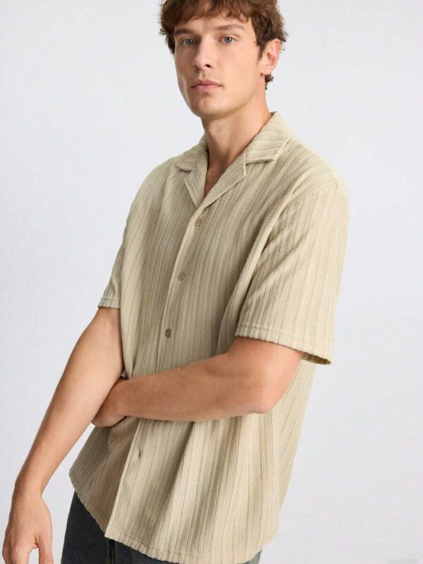 Ontre Chemise décontractée à manches courtes, col châle, à bouton simple, de couleur unie pour hommes, style casual chic, adaptée pour les festivals de musique, les vacances et le port quotidien – Image 6