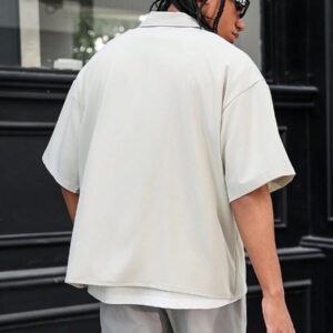 Manfinity Streetrush Chemise simple à manches courtes avec poche et boutons pour hommes, cadeau pour petit ami