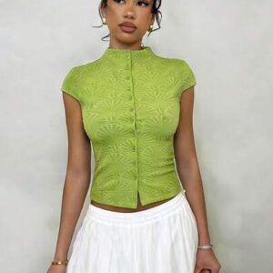 Glamine T-shirt tricoté vert sauge à manches courtes pour femmes, coupe slim et extensible. Texture minimaliste et confortable de coquillage dans un style vintage naturel. Convient pour les sorties quotidiennes en été