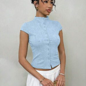 Glamine T-shirt tricoté vert sauge à manches courtes pour femmes, coupe slim et extensible. Texture minimaliste et confortable de coquillage dans un style vintage naturel. Convient pour les sorties quotidiennes en été