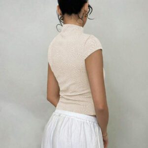 Glamine T-shirt tricoté vert sauge à manches courtes pour femmes, coupe slim et extensible. Texture minimaliste et confortable de coquillage dans un style vintage naturel. Convient pour les sorties quotidiennes en été