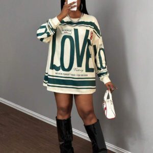Slaydiva T-shirt ample à manches longues avec col rond, épaules dénudées, imprimé avec logo anglais rétro américain style rue décontracté nouvelle tendance. T-shirt pour femmes avec bas vert à fleurs abricot