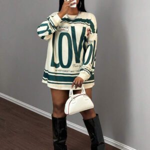Slaydiva T-shirt ample à manches longues avec col rond, épaules dénudées, imprimé avec logo anglais rétro américain style rue décontracté nouvelle tendance. T-shirt pour femmes avec bas vert à fleurs abricot