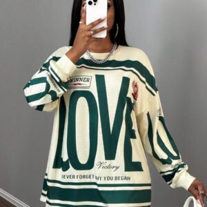 Slaydiva T-shirt ample à manches longues avec col rond, épaules dénudées, imprimé avec logo anglais rétro américain style rue décontracté nouvelle tendance. T-shirt pour femmes avec bas vert à fleurs abricot