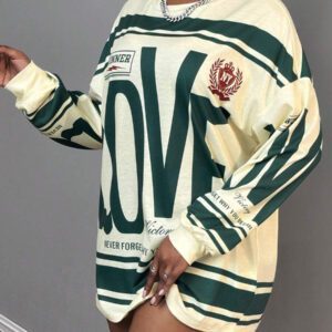 Slaydiva T-shirt ample à manches longues avec col rond, épaules dénudées, imprimé avec logo anglais rétro américain style rue décontracté nouvelle tendance. T-shirt pour femmes avec bas vert à fleurs abricot