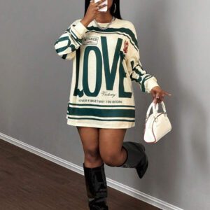 Slaydiva T-shirt ample à manches longues avec col rond, épaules dénudées, imprimé avec logo anglais rétro américain style rue décontracté nouvelle tendance. T-shirt pour femmes avec bas vert à fleurs abricot