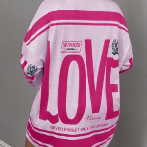 Slaydiva T-shirt ample à manches longues avec col rond, épaules dénudées, imprimé avec logo anglais rétro américain style rue décontracté nouvelle tendance. T-shirt pour femmes avec bas vert à fleurs abricot
