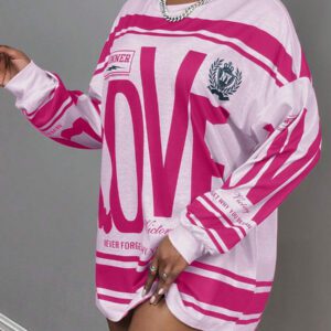 Slaydiva T-shirt ample à manches longues avec col rond, épaules dénudées, imprimé avec logo anglais rétro américain style rue décontracté nouvelle tendance. T-shirt pour femmes avec bas vert à fleurs abricot