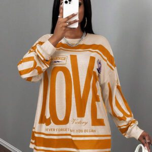 Slaydiva T-shirt ample à manches longues avec col rond, épaules dénudées, imprimé avec logo anglais rétro américain style rue décontracté nouvelle tendance. T-shirt pour femmes avec bas vert à fleurs abricot