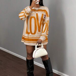 Slaydiva T-shirt ample à manches longues avec col rond, épaules dénudées, imprimé avec logo anglais rétro américain style rue décontracté nouvelle tendance. T-shirt pour femmes avec bas vert à fleurs abricot