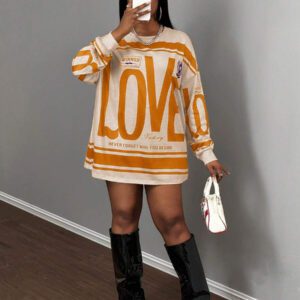 Slaydiva T-shirt ample à manches longues avec col rond, épaules dénudées, imprimé avec logo anglais rétro américain style rue décontracté nouvelle tendance. T-shirt pour femmes avec bas vert à fleurs abricot
