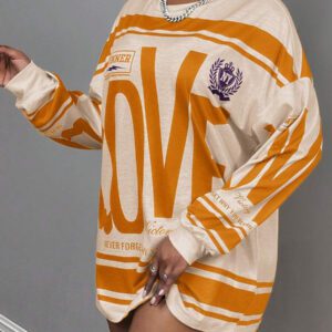 Slaydiva T-shirt ample à manches longues avec col rond, épaules dénudées, imprimé avec logo anglais rétro américain style rue décontracté nouvelle tendance. T-shirt pour femmes avec bas vert à fleurs abricot