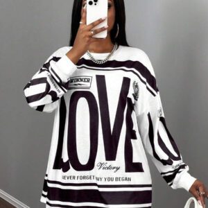 Slaydiva T-shirt ample à manches longues avec col rond, épaules dénudées, imprimé avec logo anglais rétro américain style rue décontracté nouvelle tendance. T-shirt pour femmes avec bas vert à fleurs abricot