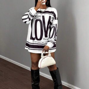 Slaydiva T-shirt ample à manches longues avec col rond, épaules dénudées, imprimé avec logo anglais rétro américain style rue décontracté nouvelle tendance. T-shirt pour femmes avec bas vert à fleurs abricot