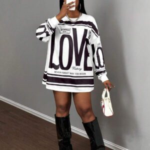 Slaydiva T-shirt ample à manches longues avec col rond, épaules dénudées, imprimé avec logo anglais rétro américain style rue décontracté nouvelle tendance. T-shirt pour femmes avec bas vert à fleurs abricot