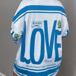 Slaydiva T-shirt ample à manches longues avec col rond, épaules dénudées, imprimé avec logo anglais rétro américain style rue décontracté nouvelle tendance. T-shirt pour femmes avec bas vert à fleurs abricot