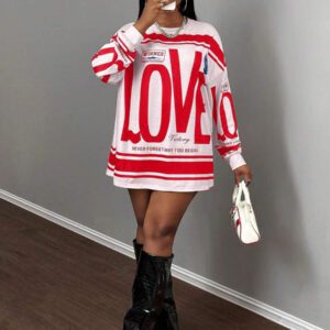 Slaydiva T-shirt ample à manches longues avec col rond, épaules dénudées, imprimé avec logo anglais rétro américain style rue décontracté nouvelle tendance. T-shirt pour femmes avec bas vert à fleurs abricot