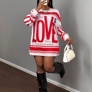 Slaydiva T-shirt ample à manches longues avec col rond, épaules dénudées, imprimé avec logo anglais rétro américain style rue décontracté nouvelle tendance. T-shirt pour femmes avec bas vert à fleurs abricot