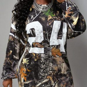 Slaydiva T-shirt ample à manches longues avec col rond, épaules dénudées, imprimé avec logo anglais rétro américain style rue décontracté nouvelle tendance. T-shirt pour femmes avec bas vert à fleurs abricot